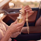 Santal Élixir · Difusor Colgante para Auto 8 ml en uso